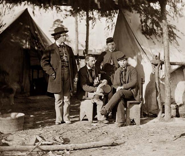 Soldiers-Smoking-Pipes.jpg