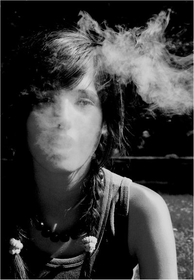 Indian_girl_smoking_pipe.jpg